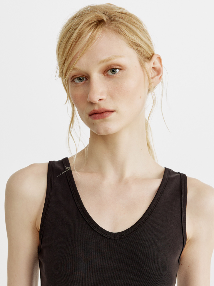 топ приталенный с треугольным вырезом из смесового лиоцелла из хлопка спереди