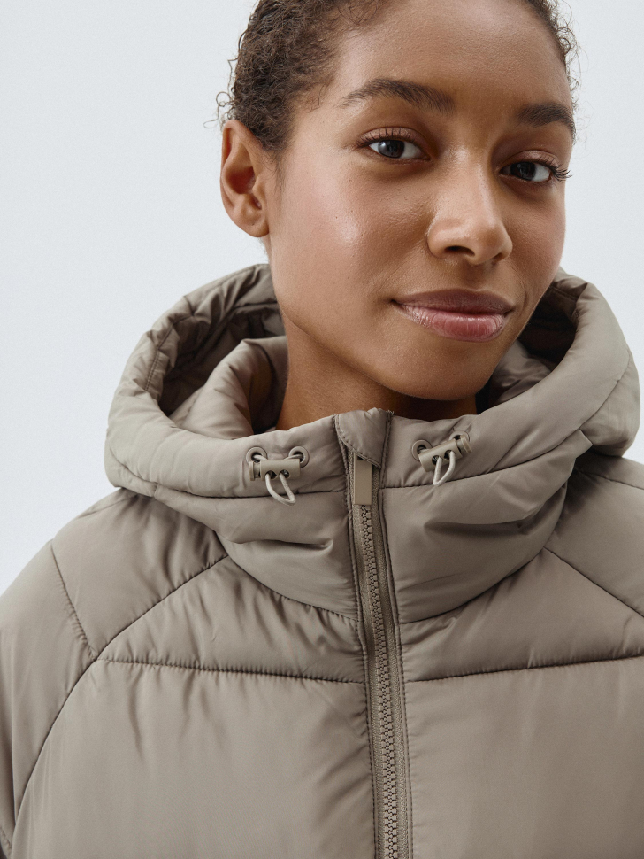 базовое стеганое пальто с капюшоном от бренда sela вид слева