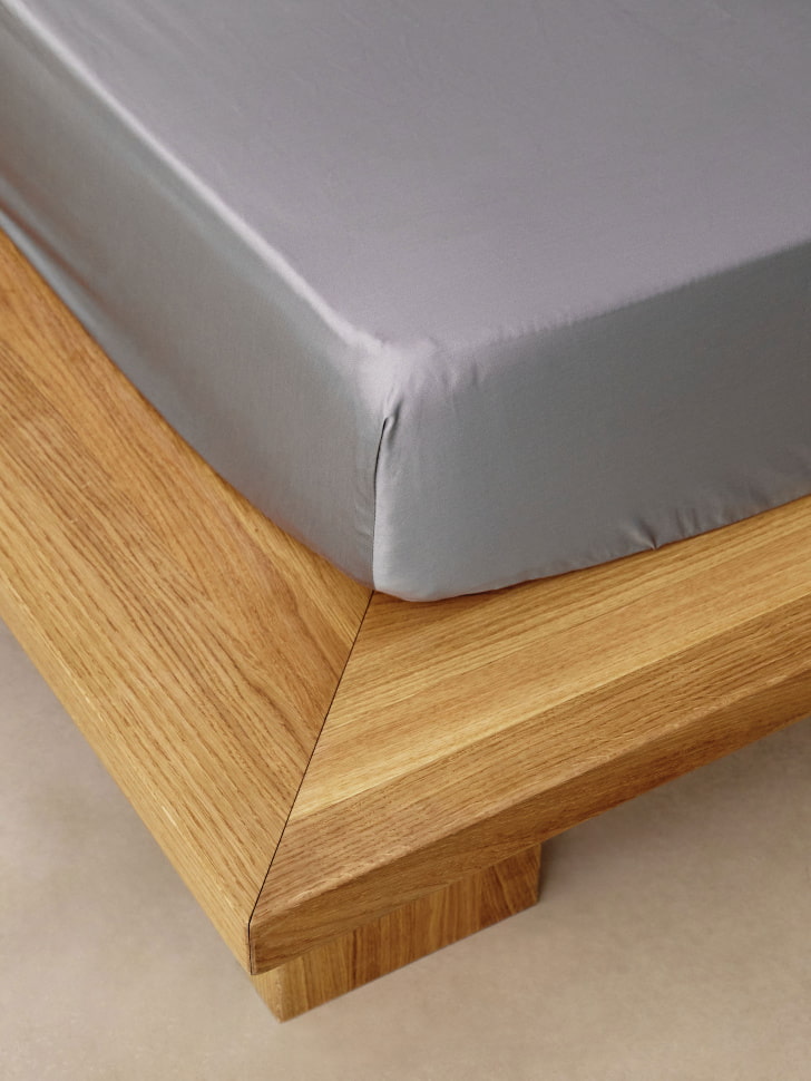 простыня на резинке из сатина 180х200 см от бренда sela вид слева