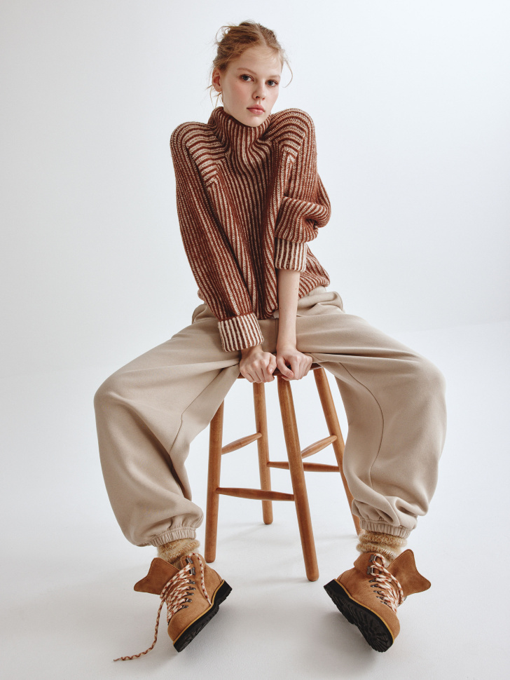 вязаный джемпер с содержанием шерсти из линейки  young от бренда sela вид слева