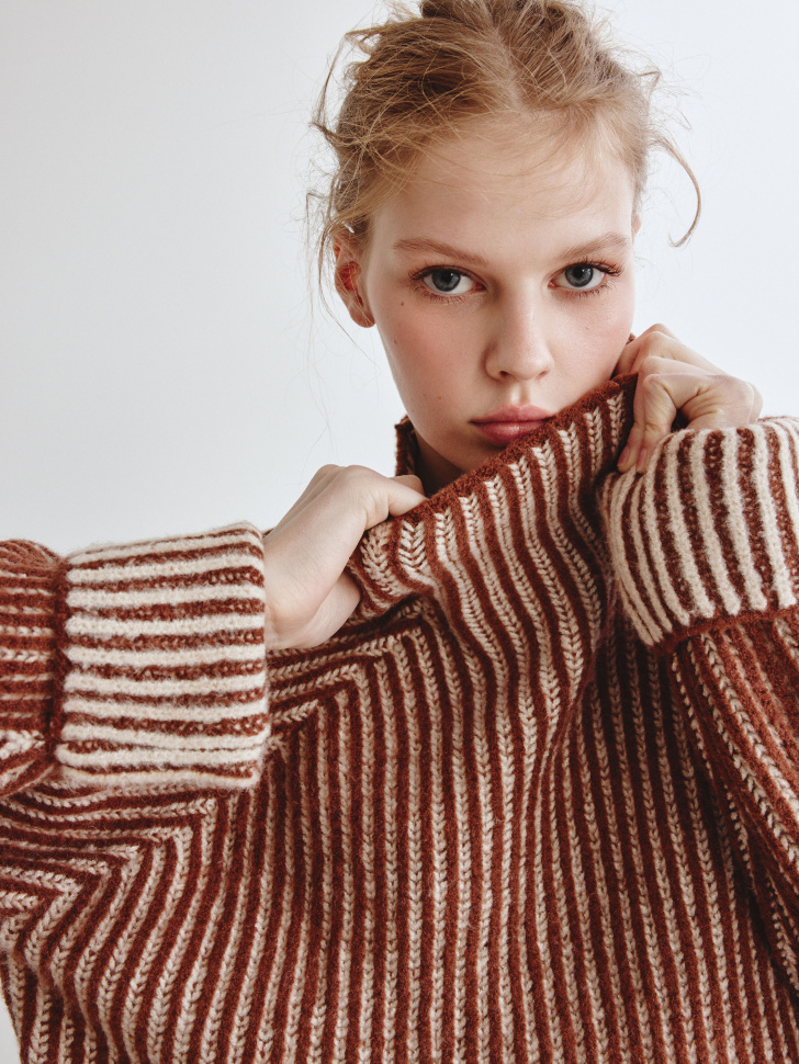 вязаный джемпер с содержанием шерсти из линейки  young по цене 3999 руб вид справа