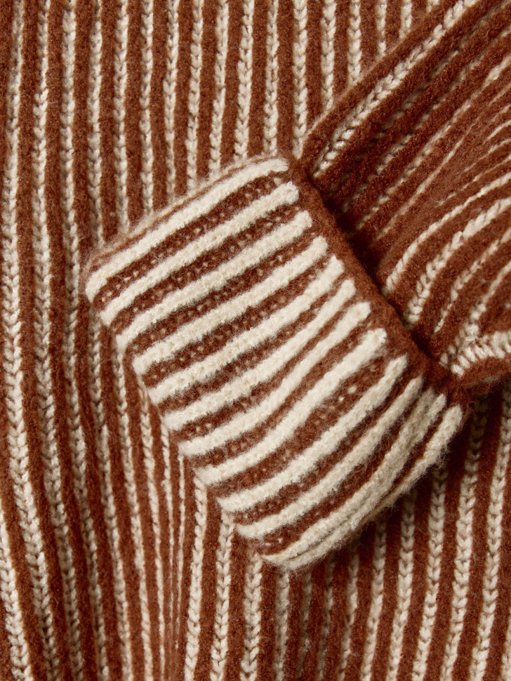 вязаный джемпер с содержанием шерсти из линейки  young от 16 до 18 лет с изнаночной стороны