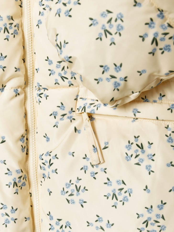 дутая куртка с принтом для девочек по цене 3999 руб вид справа