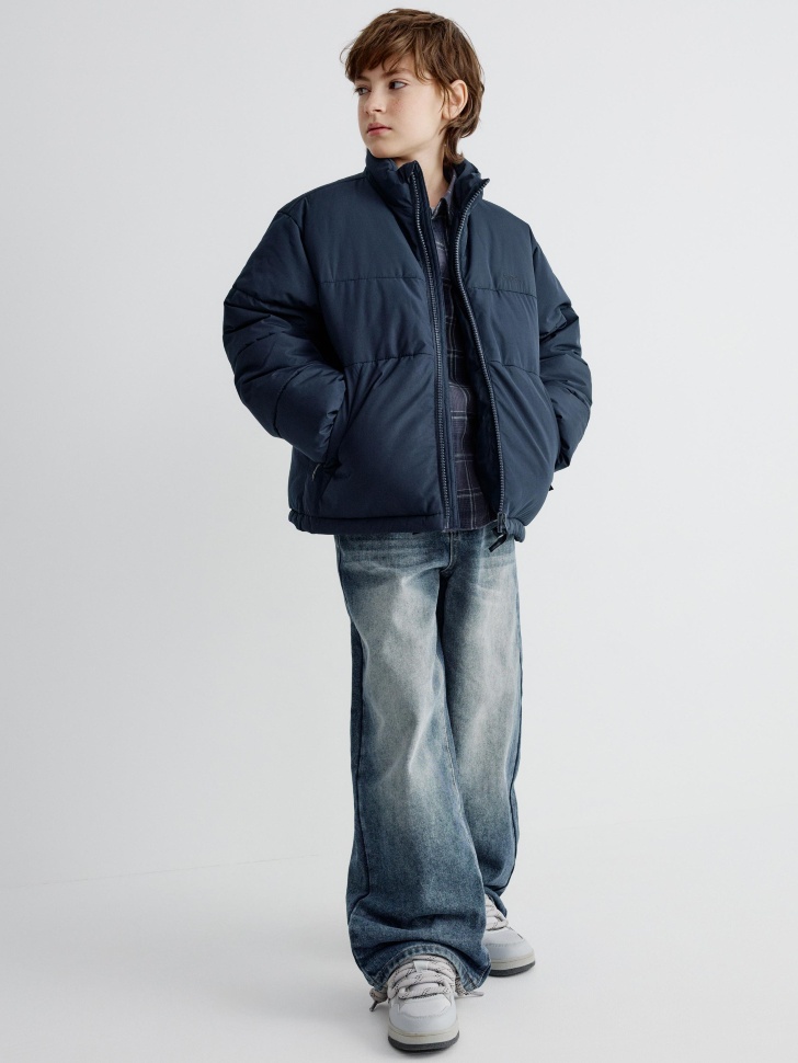 короткая демисезонная куртка с вышивкой для мальчиков от бренда sela вид слева