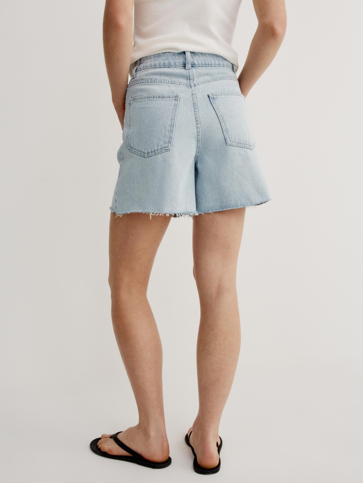 джинсовые шорты с необработанным краем по цене 2599 руб вид справа