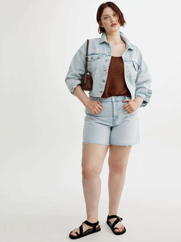 джинсовые шорты с необработанным краем от бренда sela вид слева