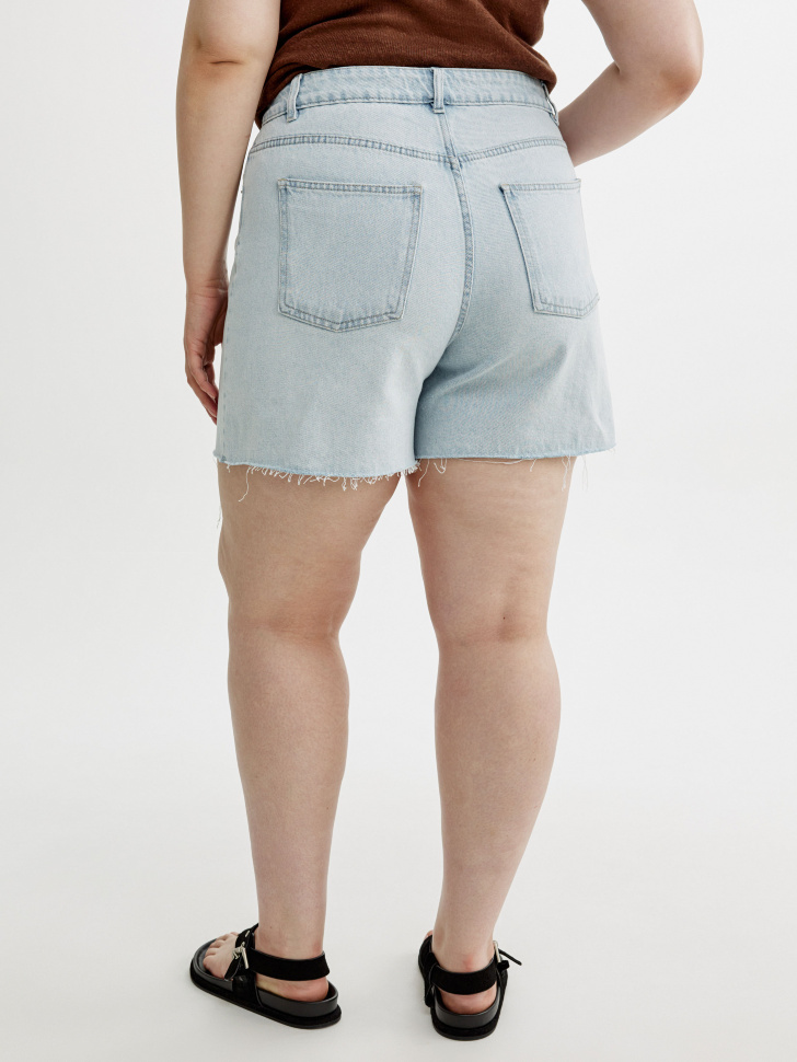джинсовые шорты с необработанным краем классического стиля с лицевой стороны