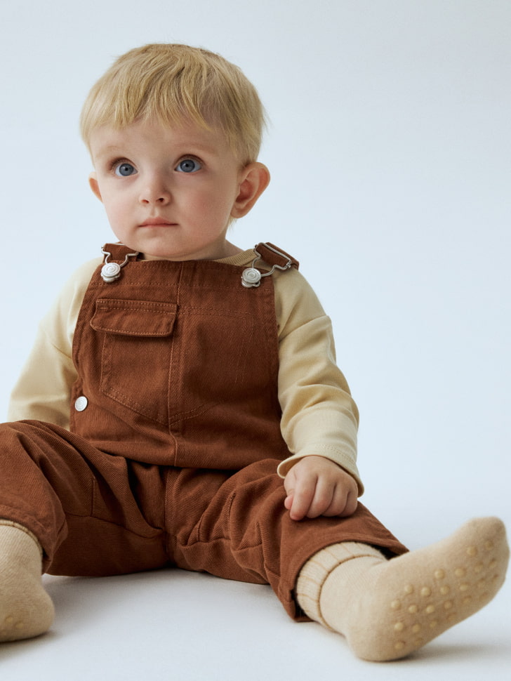 

Джинсовый полукомбинезон для малышей