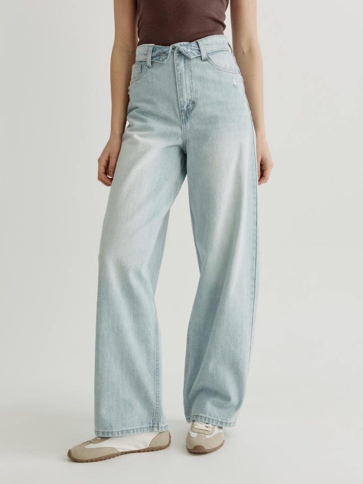 объемные джинсы с отвернутым поясом с высокой посадкой от бренда sela вид слева