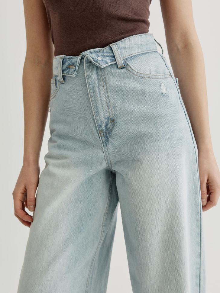 объемные джинсы с отвернутым поясом с высокой посадкой из россии вид сбоку