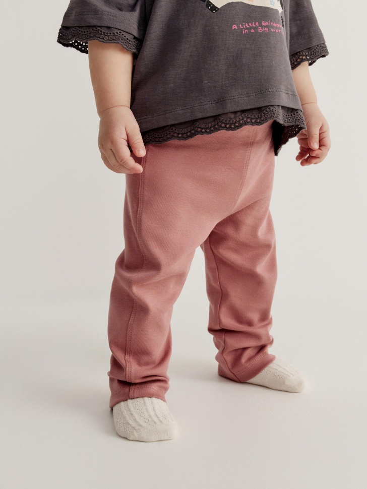 набор из 2 трикотажных брюк для малышей от бренда sela вид слева