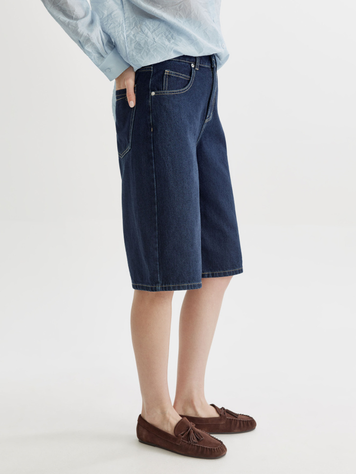 удлиненные джинсовые шорты-бермуды по цене 2999 руб вид справа