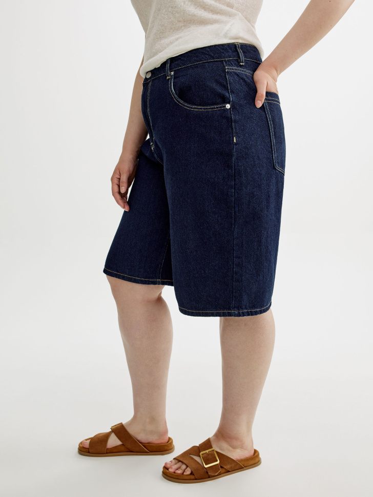 удлиненные джинсовые шорты-бермуды из хлопка спереди