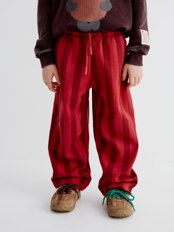 трикотажные брюки в полоску для мальчиков от бренда sela вид слева