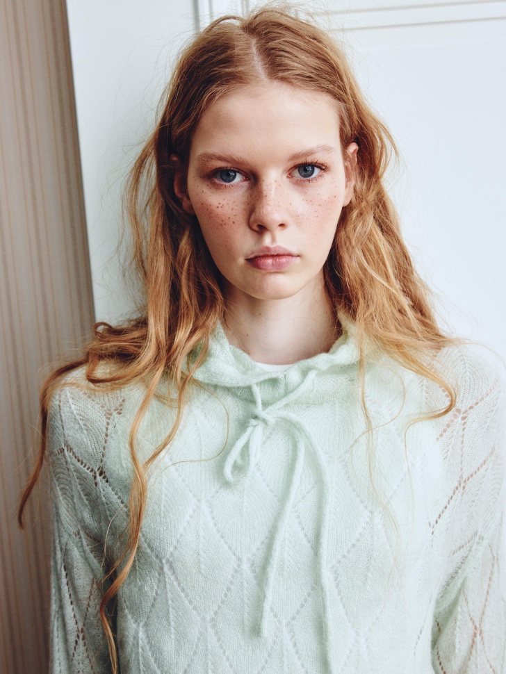 вязаное худи с содержанием шерсти из линейки  young от бренда sela вид слева