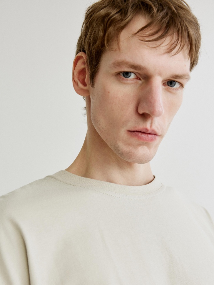 базовая футболка regular fit по цене 999 руб вид справа