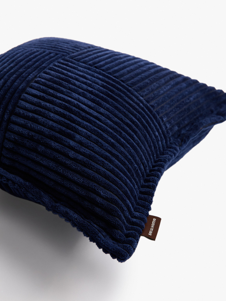 чехол для декоративной подушки из велюра от бренда sela вид слева