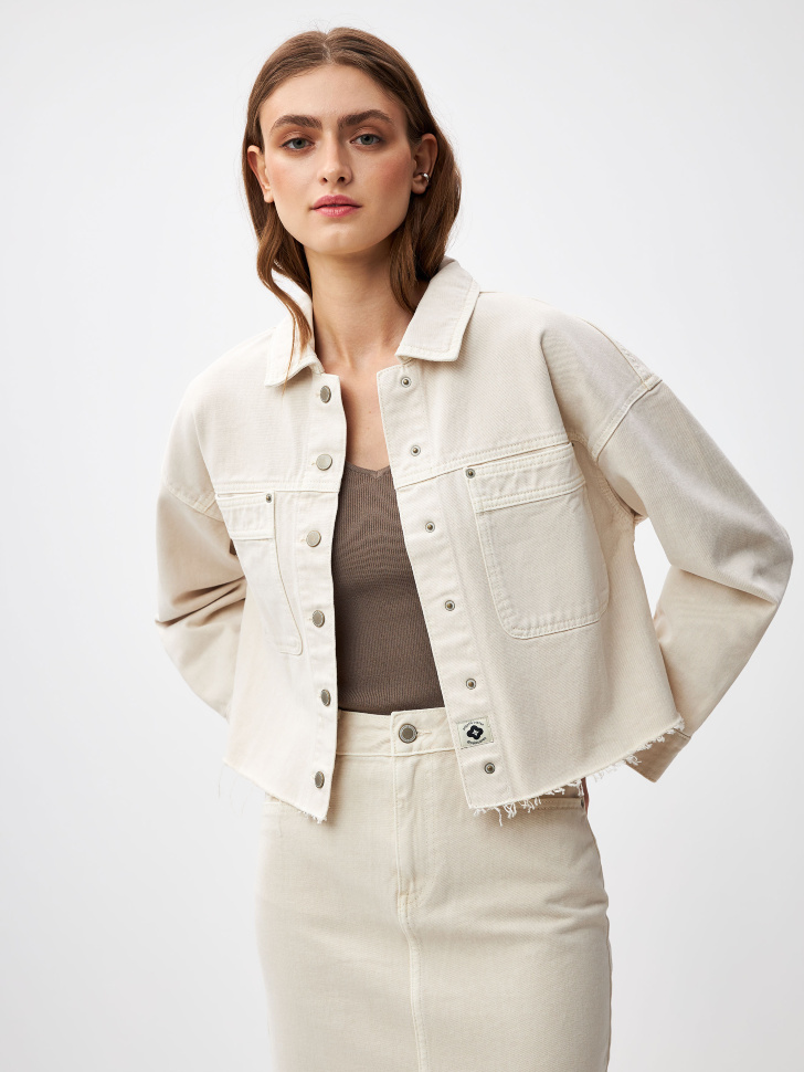 Укороченная джинсовая куртка с потертостями (белый, L)