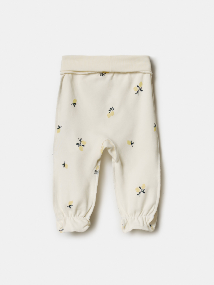 комплект из чепчика, боди и ползунков со швами наружу для малышей из россии вид сбоку