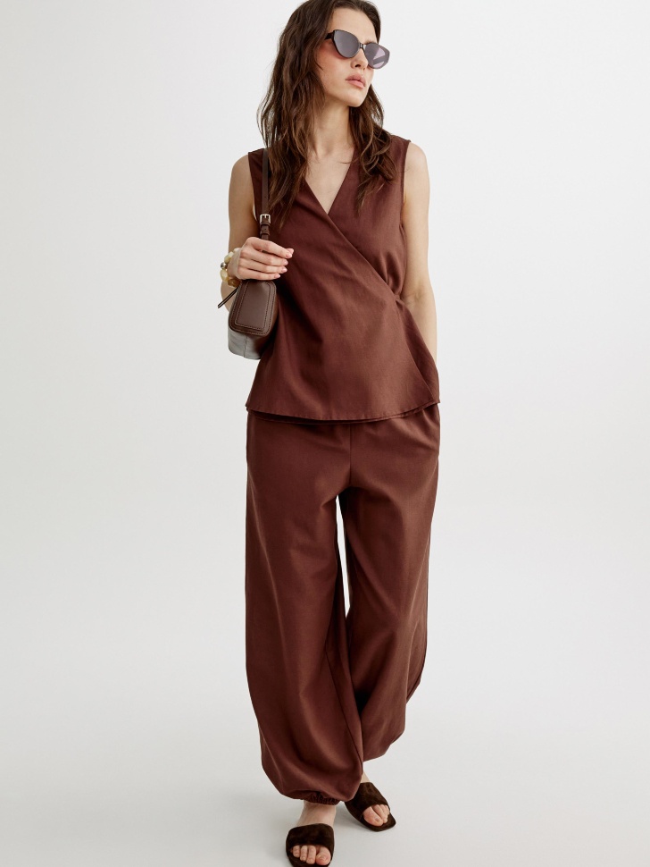 топ с запахом из смесового льна от бренда sela вид слева