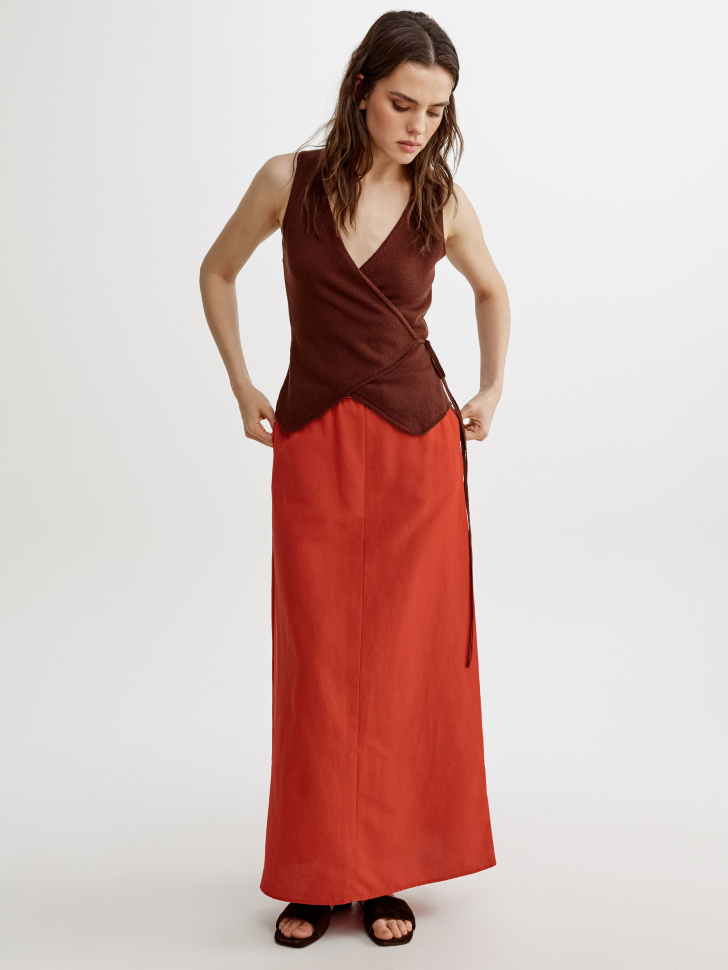 вязаный жилет на завязке с содержанием лиоцелла и льна от бренда sela вид слева