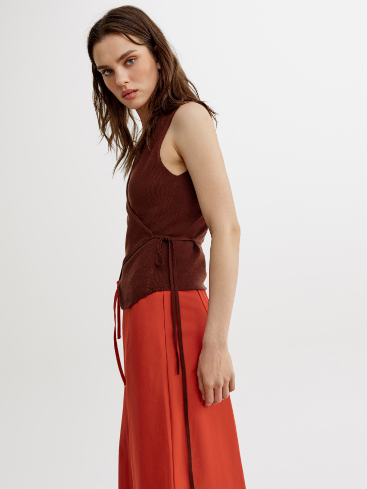 вязаный жилет на завязке с содержанием лиоцелла и льна из россии вид сбоку