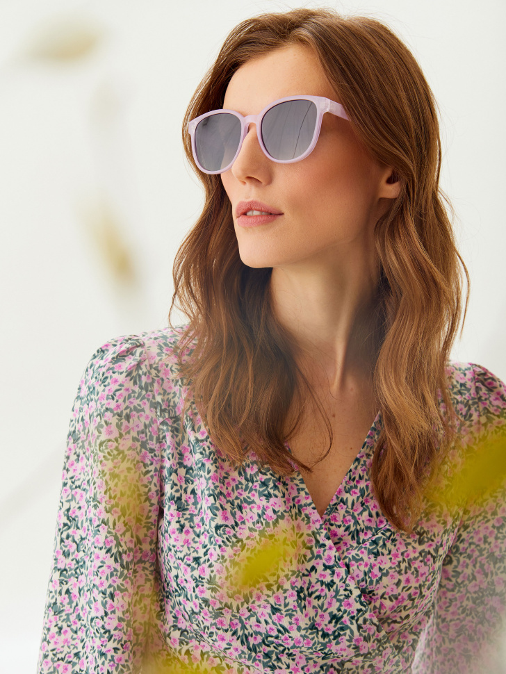 

Солнцезащитные очки в квадратной оправе