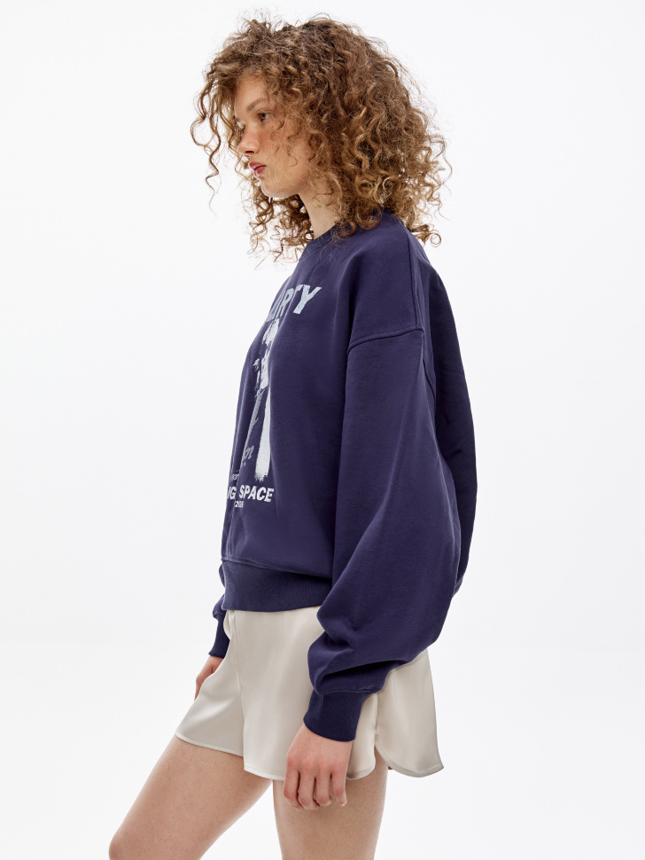 свитшот оверсайз с принтом из линейки  young из россии вид сбоку