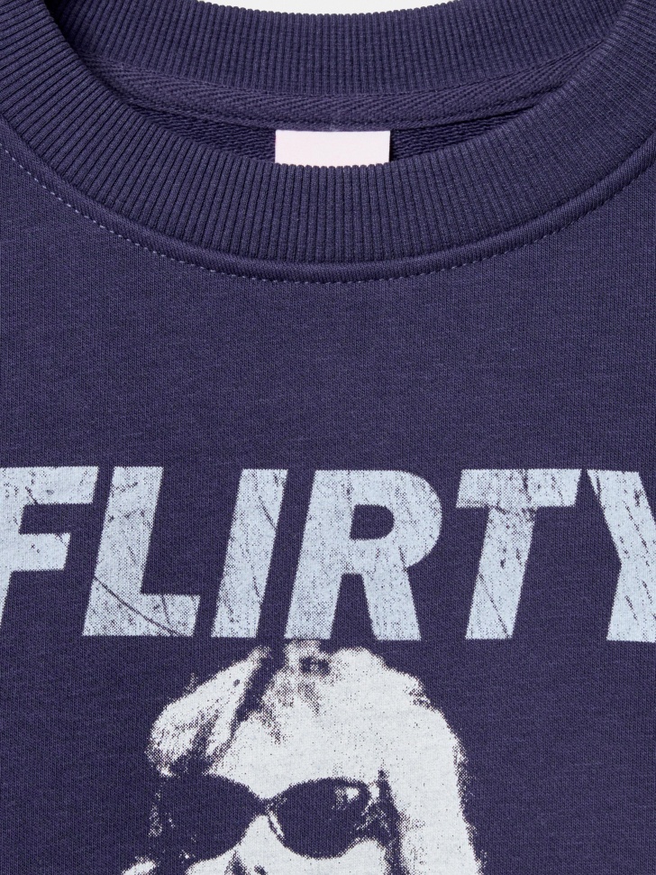 свитшот оверсайз с принтом из линейки  young из хлопка спереди