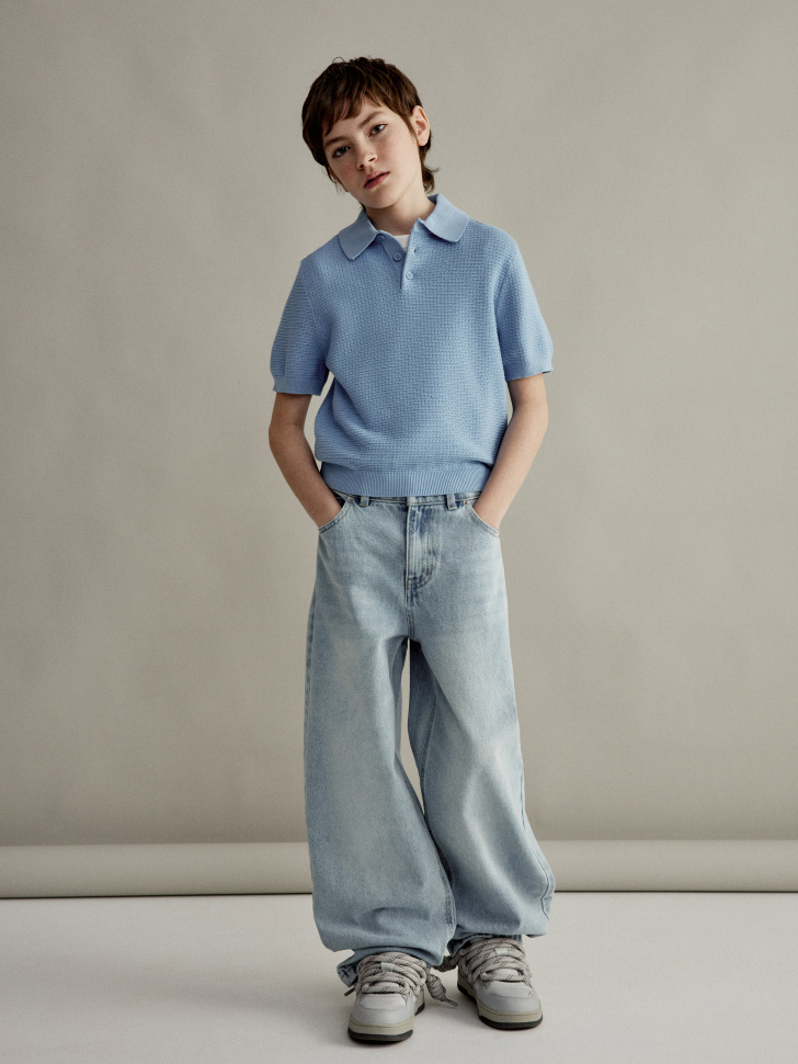 вязаное поло с коротким рукавом для мальчиков от бренда sela вид слева