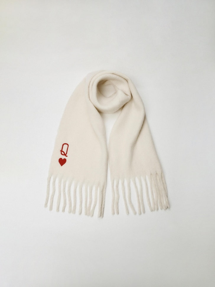 

Объемный шарф с вышивкой