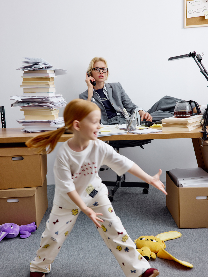 широкие брюки с принтом для девочек от бренда sela вид слева