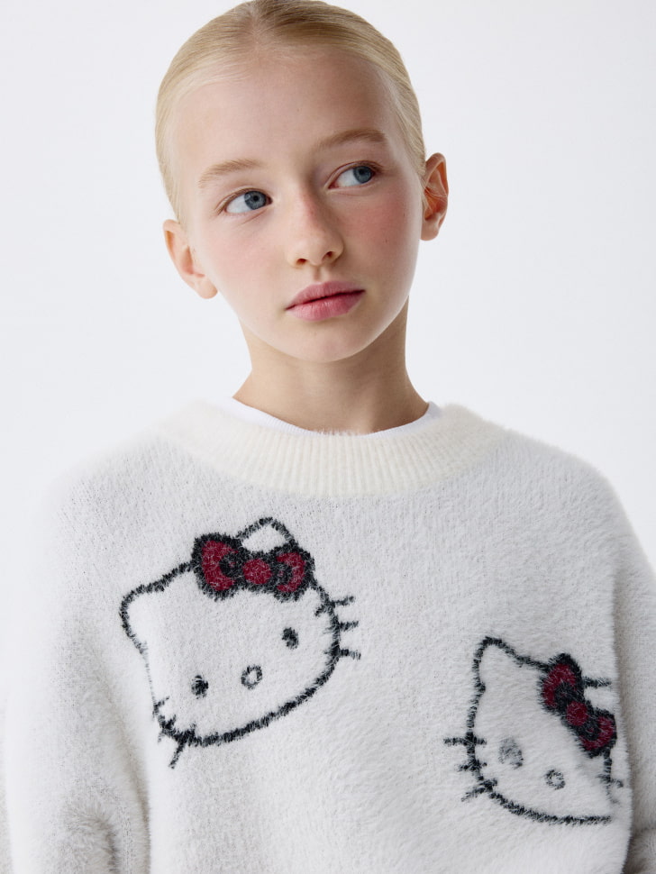 Пушистый джемпер с Hello Kitty для девочек. Фото №3
