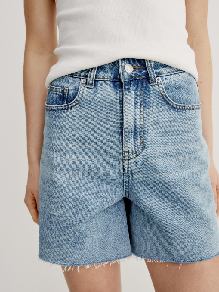 джинсовые шорты с необработанным краем классического стиля с лицевой стороны