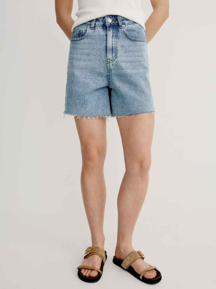 джинсовые шорты с необработанным краем по цене 2599 руб вид справа