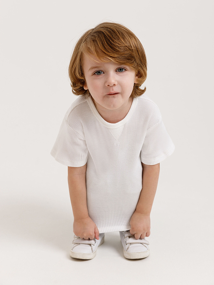 18 белый мальчик. Мальчик в белой футболке. Майка для мальчика белая. Белый мальчик. Мальчик модель белая футболка