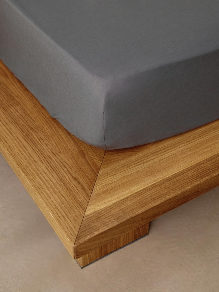 простыня на резинке 180х200 см от бренда sela вид слева