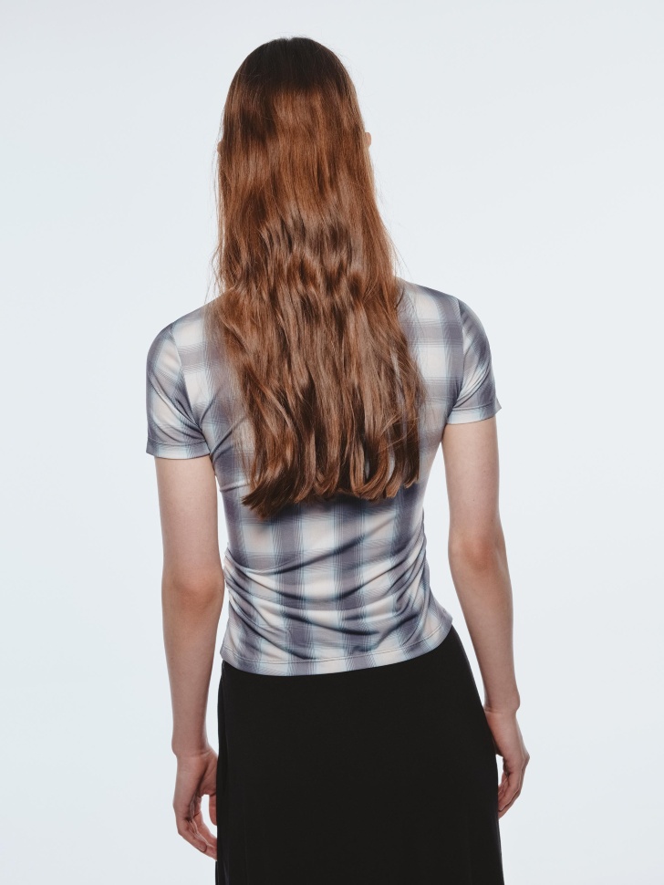 футболка на молнии из линейки  young по цене 1999 руб вид справа