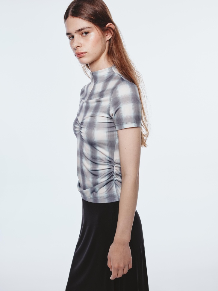 футболка на молнии из линейки  young из россии вид сбоку