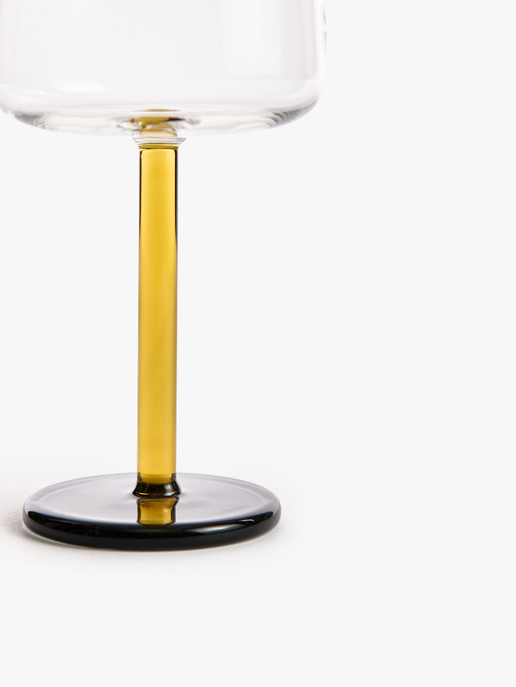 бокал из стекла с цветной ножкой от бренда sela вид слева