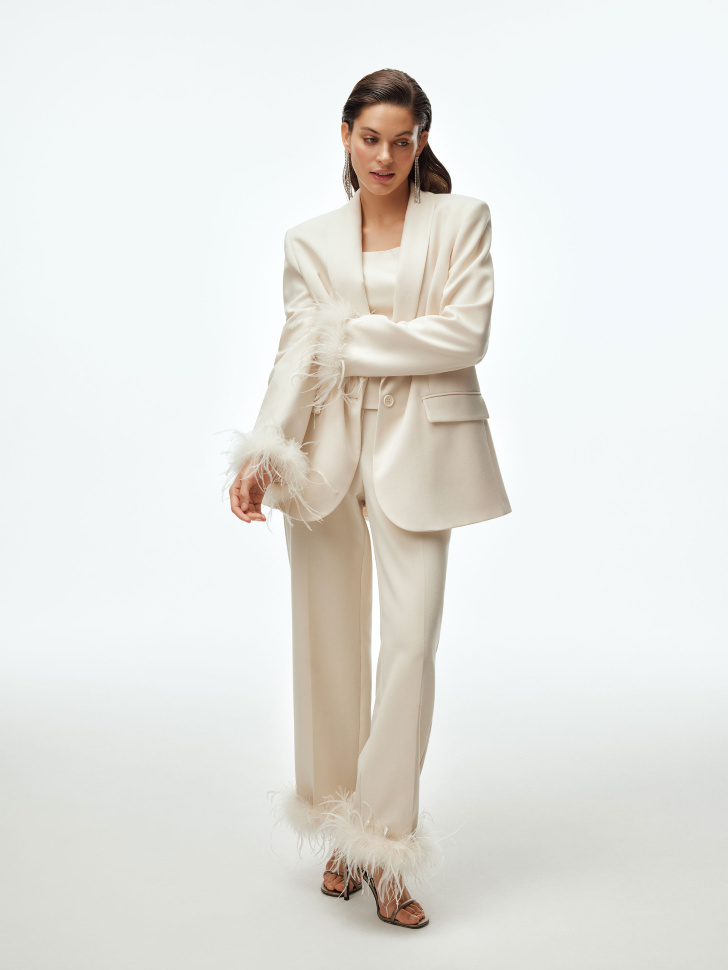 

Однобортный жакет с перьями на рукавах