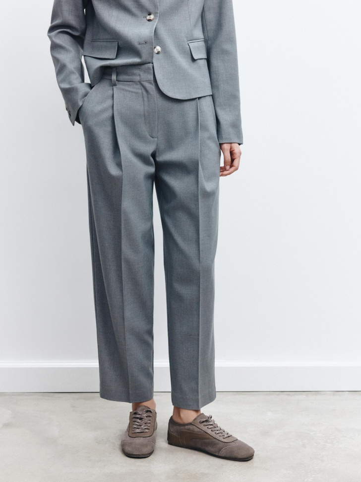 укороченные брюки из премиальной костюмной ткани с содержанием шерсти от бренда sela вид слева