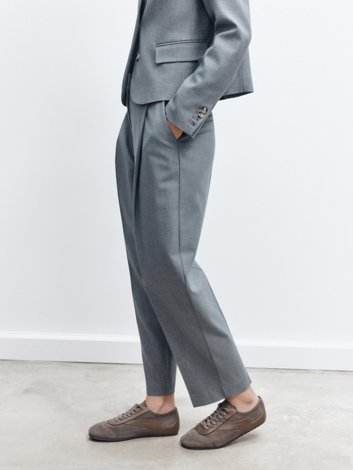 укороченные брюки из премиальной костюмной ткани с содержанием шерсти по цене 4999 руб вид справа
