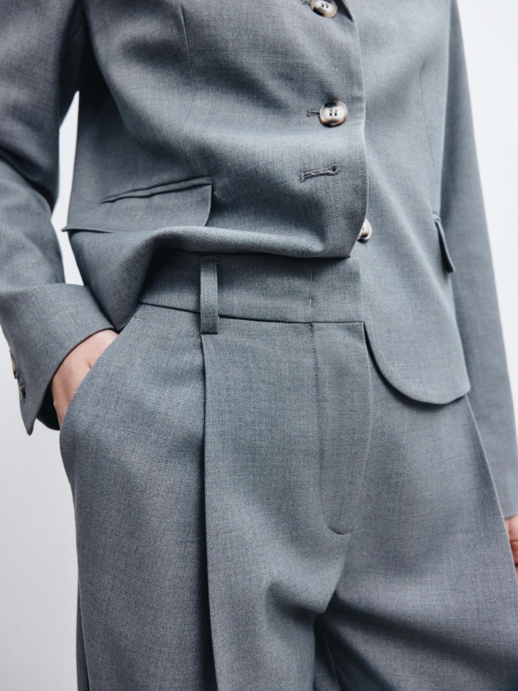 укороченные брюки из премиальной костюмной ткани с содержанием шерсти из россии вид сбоку