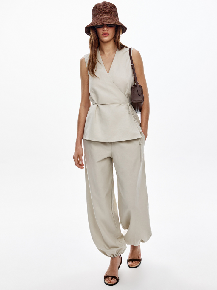 топ с запахом из смесового льна от бренда sela вид слева