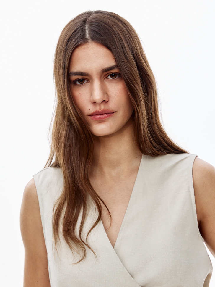 топ с запахом из смесового льна из россии вид сбоку