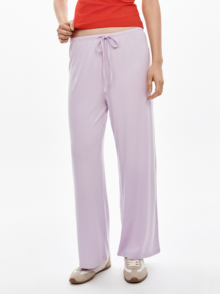 брюки из тенселя с низкой посадкой из линейки  young от бренда sela вид слева