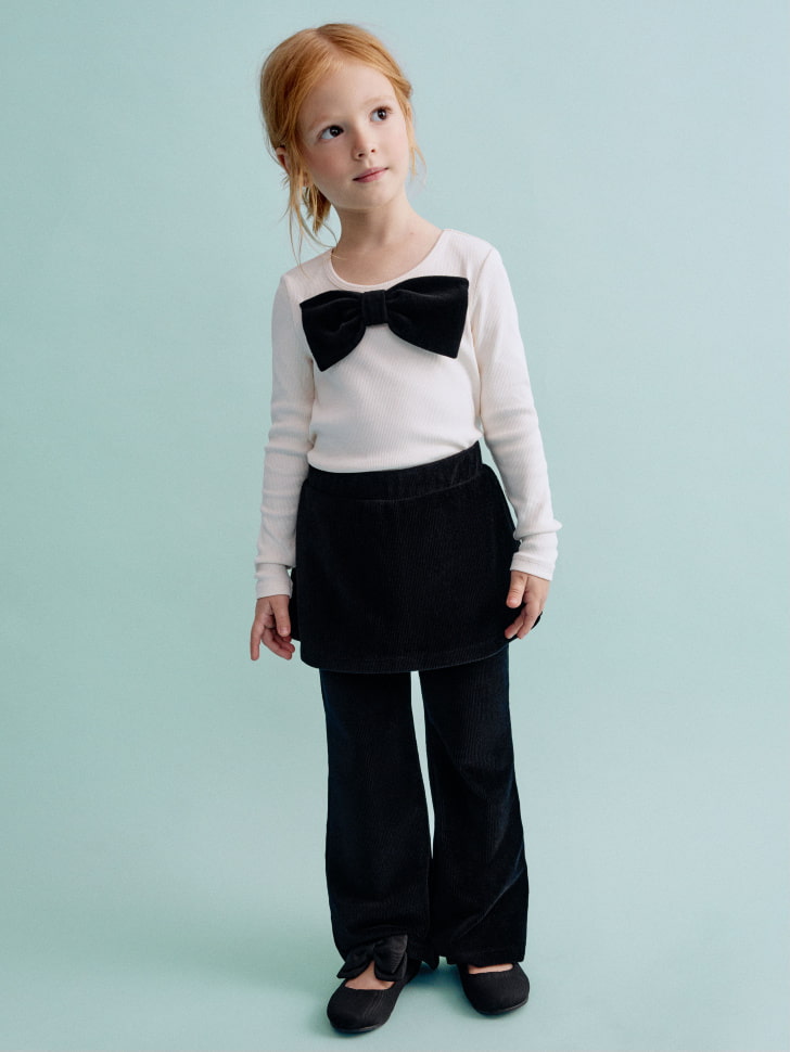 нарядный лонгслив с бантом для девочек от бренда sela вид слева