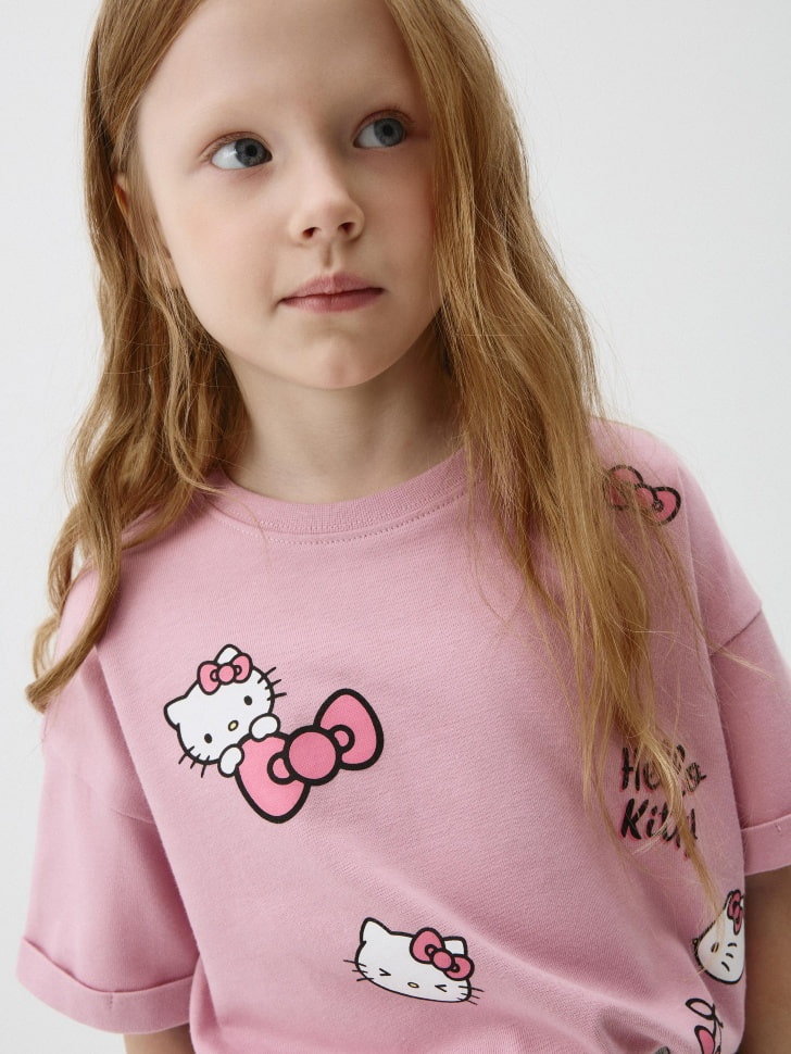 Футболка оверсайз с принтом Hello Kitty для девочек. Фото №3