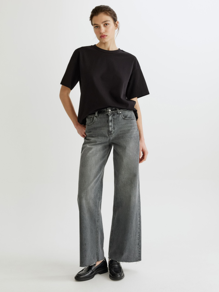 базовая футболка оверсайз от бренда sela вид слева